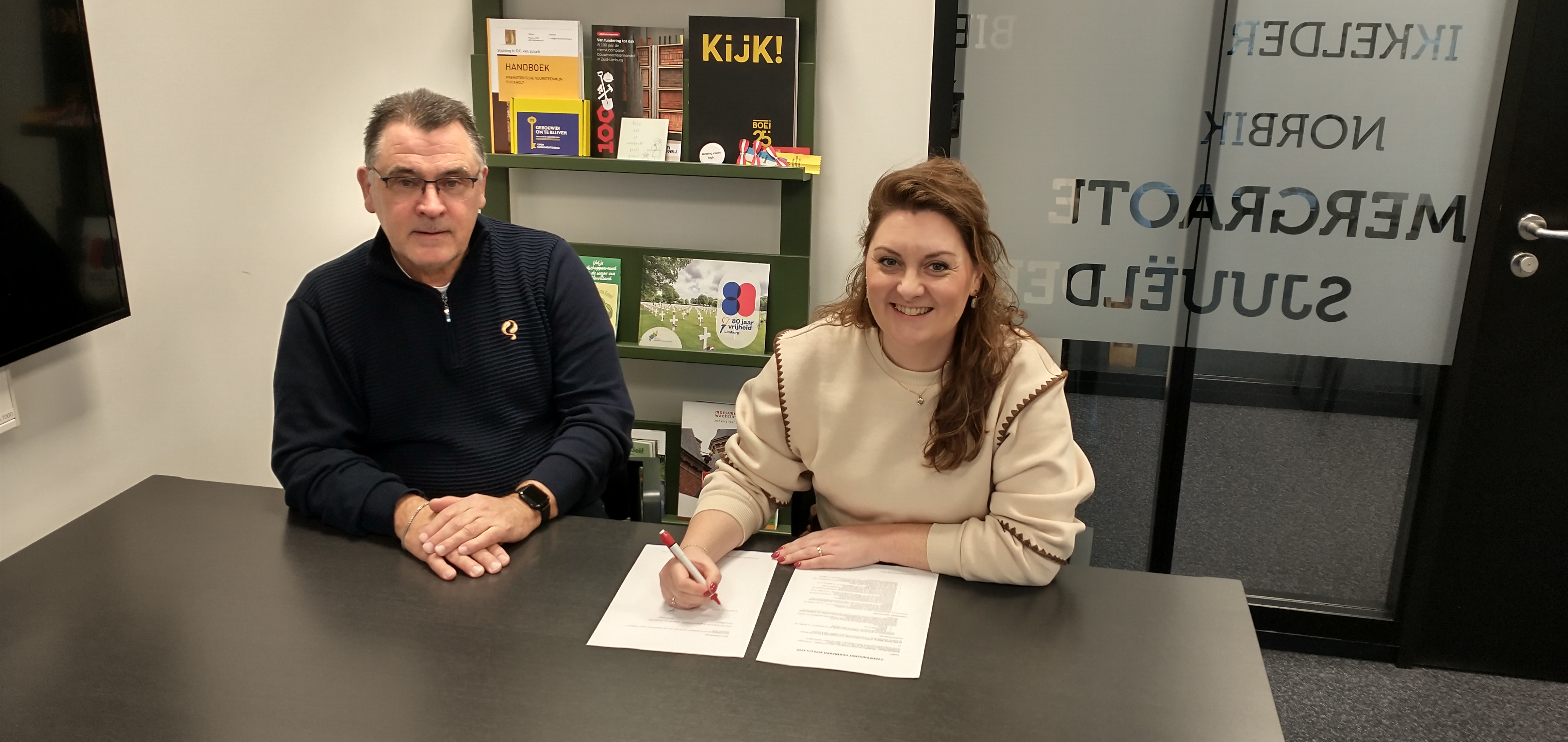 Ondertekening nieuwe overeenkomst voor 2026-2029 gesloten met Kermisorganisatie & Advies Rob Meijers links en rechts wethouder Nadine Steijns-Huids